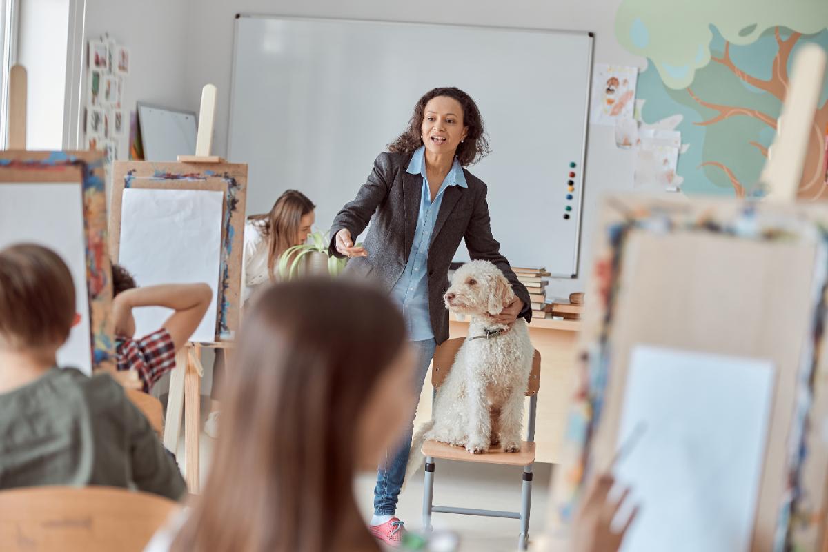 Trainerin mit Hund in Trainingsgruppe